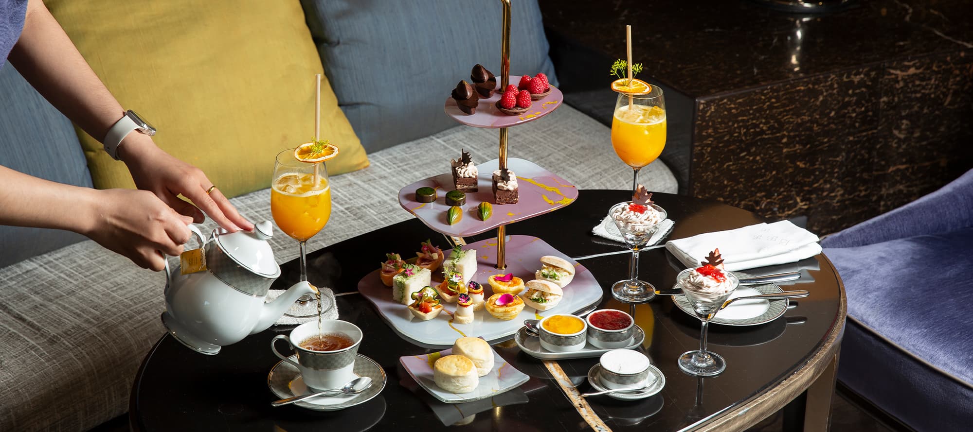 ชุดน้ำชายามบ่ายพร้อมขนมหวานและช็อกโกแลต